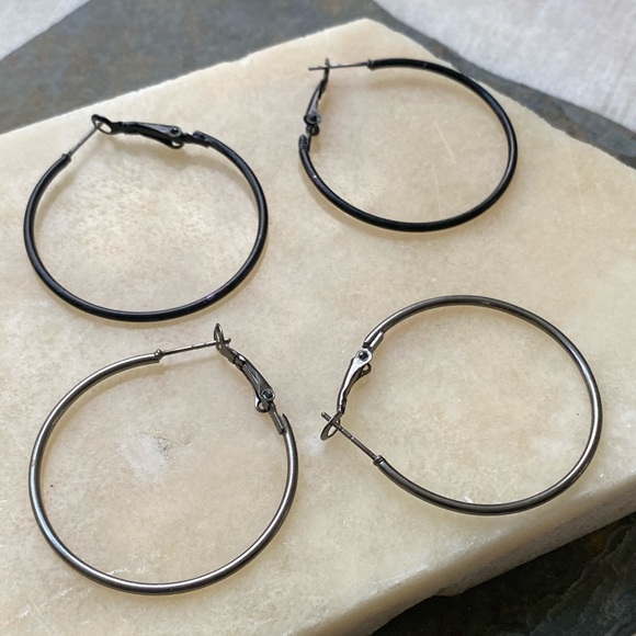 Free $10 item 🎈Sale 🎈 2 for $10 2 pairs of hoop earrings + free item $10 item - Picture 2 of 5